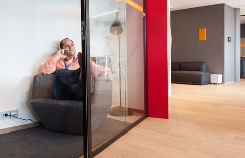 lille kontor med filt på gulvet